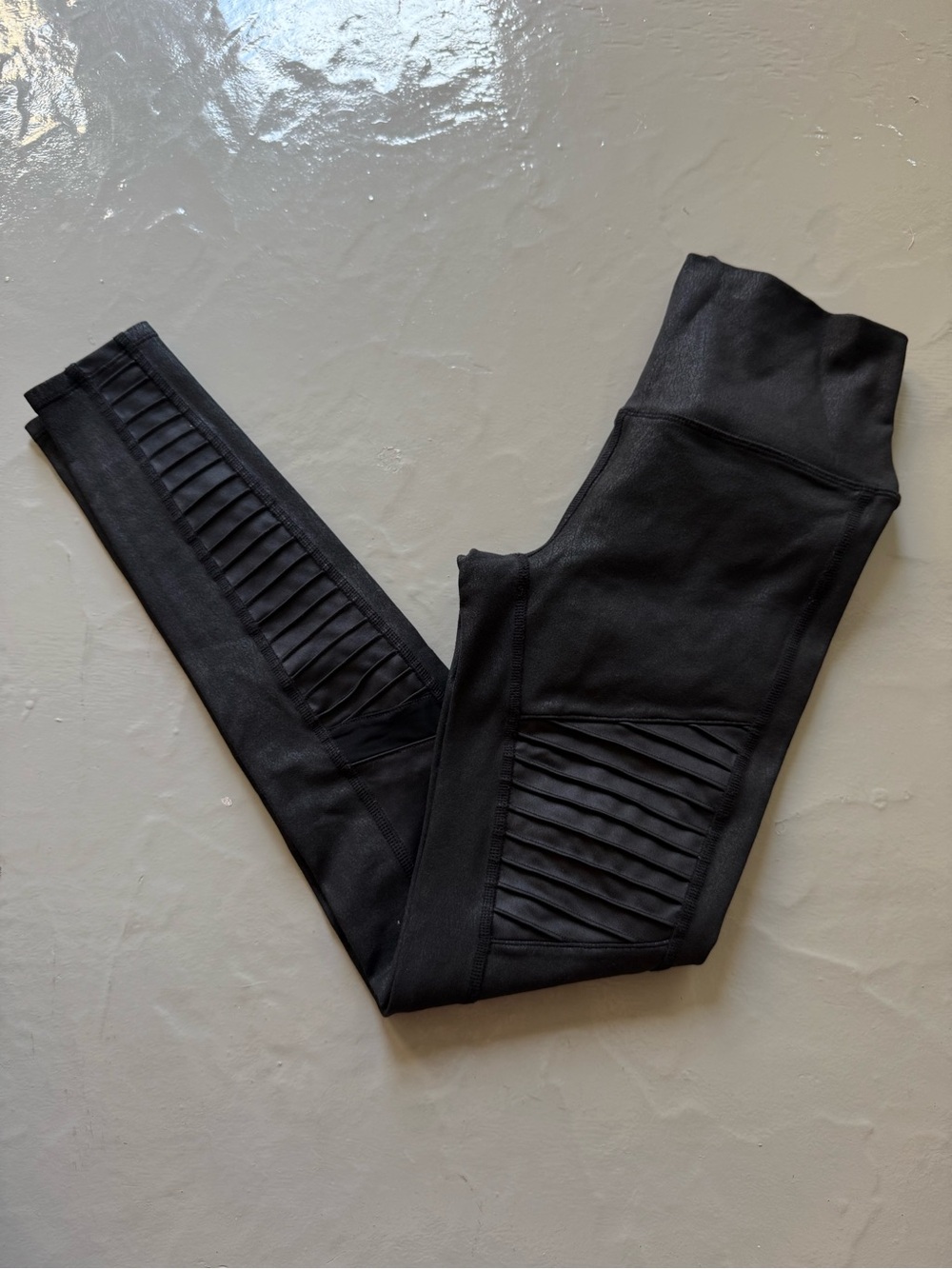 Alo Yoga High Waist Moto Leggings in XS